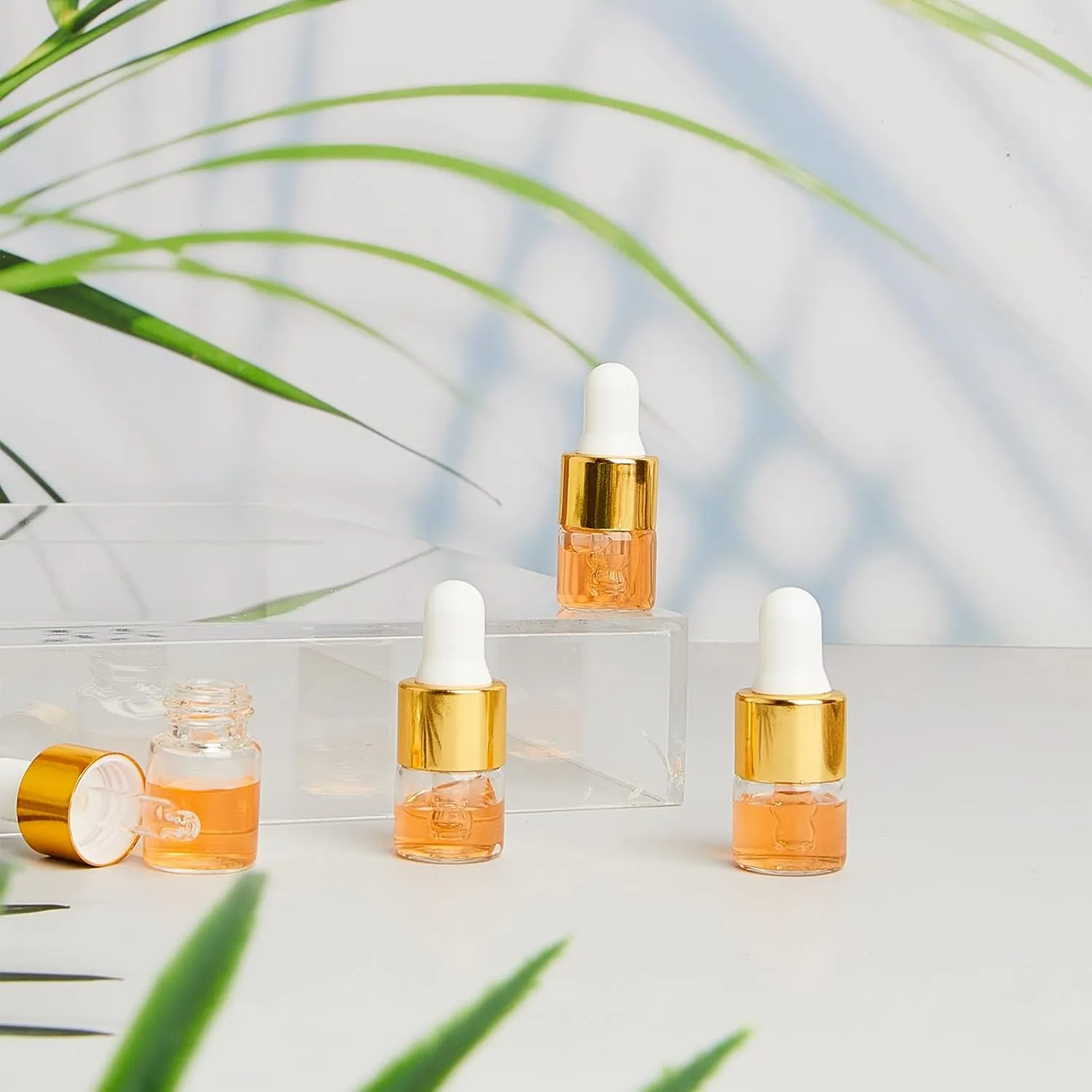 100 Pcs Mini Glass Oil Dropper Bottle Bulk, 1 ml Gold Clear Essential Small Empty Bottles Sample Containers Perfume Liquid Vials with Cap for Traveling