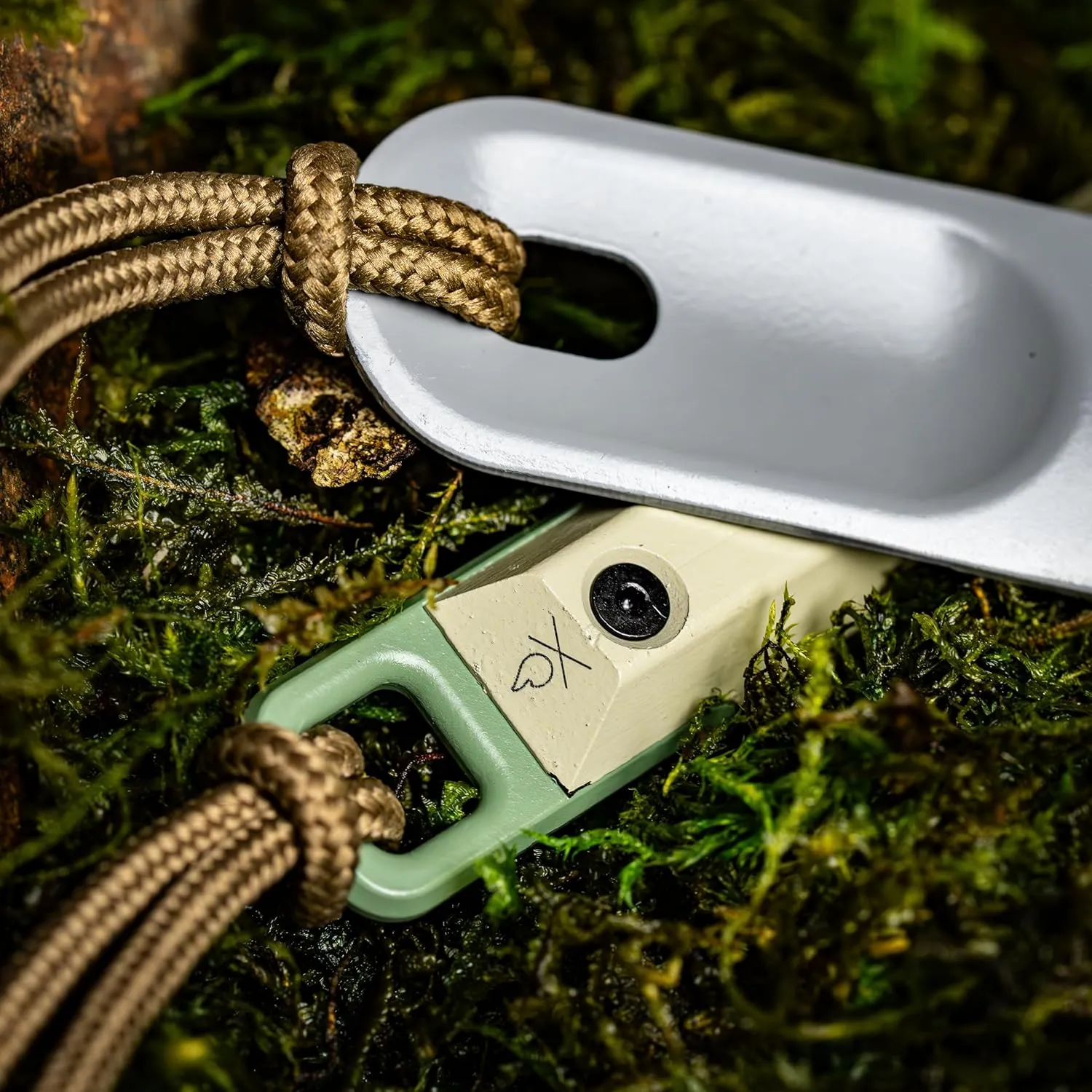 überleben Hexå PRO Ferro Rod Fire Starter for Survival – Up to 26,000 Strikes, 1/2" Thick Hexagon Fire Steel with Striker and Lanyard – Waterproof Flint and Steel for Camping