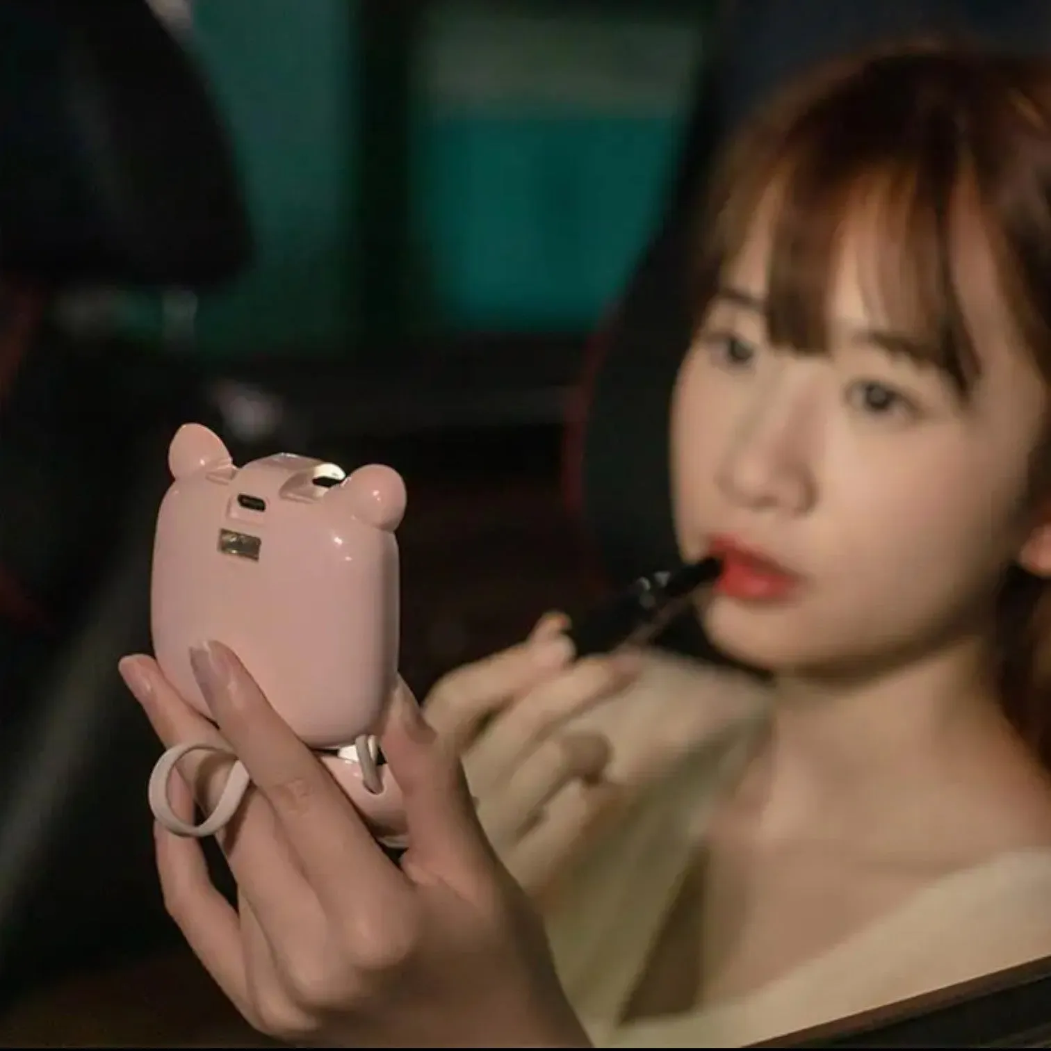 Chic Kitty Power: The Purrrfect 3-in-1 Portable Charger, Mirror & LED Light!