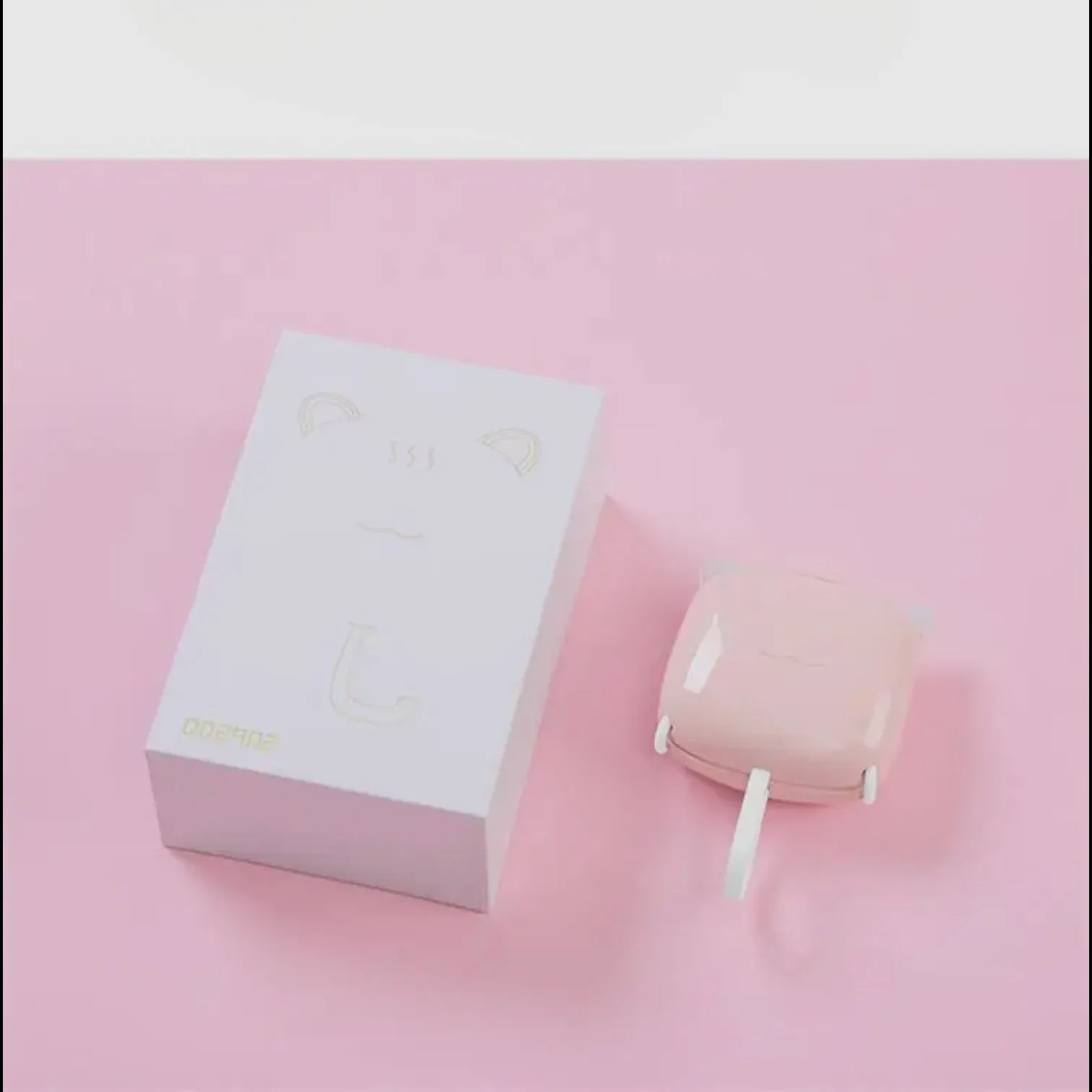 Chic Kitty Power: The Purrrfect 3-in-1 Portable Charger, Mirror & LED Light!